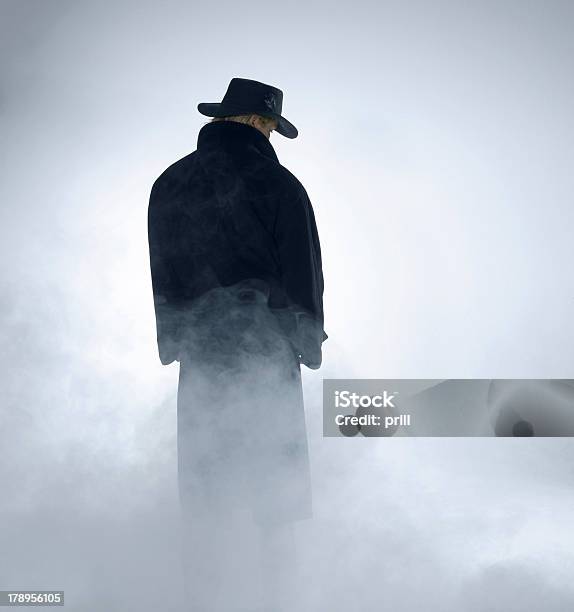 Donna Con Cappotto Trench E In Piedi Nella Nebbia - Fotografie stock e altre immagini di Adulto - Adulto, Ambientazione tranquilla, Aspettare