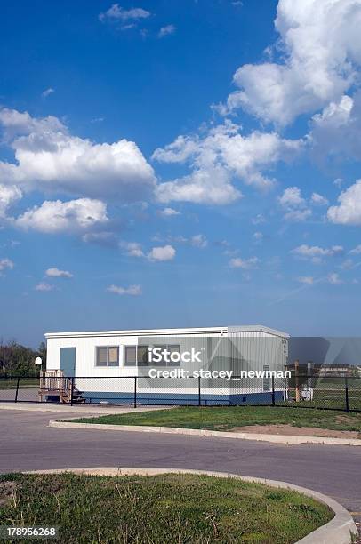 Scuola Portatile - Fotografie stock e altre immagini di Affollato - Affollato, Aula, Cielo