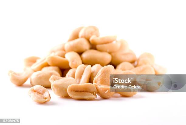 Foto de Salted Peanuts Amendoim Salgado e mais fotos de stock de Alimentação Não-saudável - Alimentação Não-saudável, Amendoim - Noz, Amontoamento