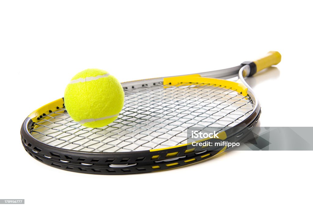 Raqueta de tenis y pelotas sobre blanco - Foto de stock de Raqueta de tenis libre de derechos