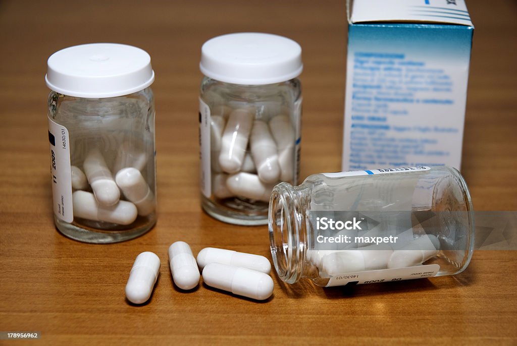 Medicamento de frascos en la tabla - Foto de stock de Adicción libre de derechos