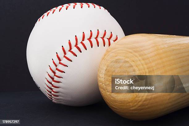 Acessórios De Basebol - Fotografias de stock e mais imagens de Bastão de Basebol - Bastão de Basebol, Esfera, Acessório