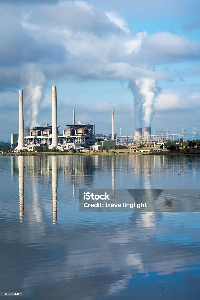 "Estação elétrica a carvão, refletindo no Lago Austrália" - Foto de stock de Nova Gales do Sul royalty-free