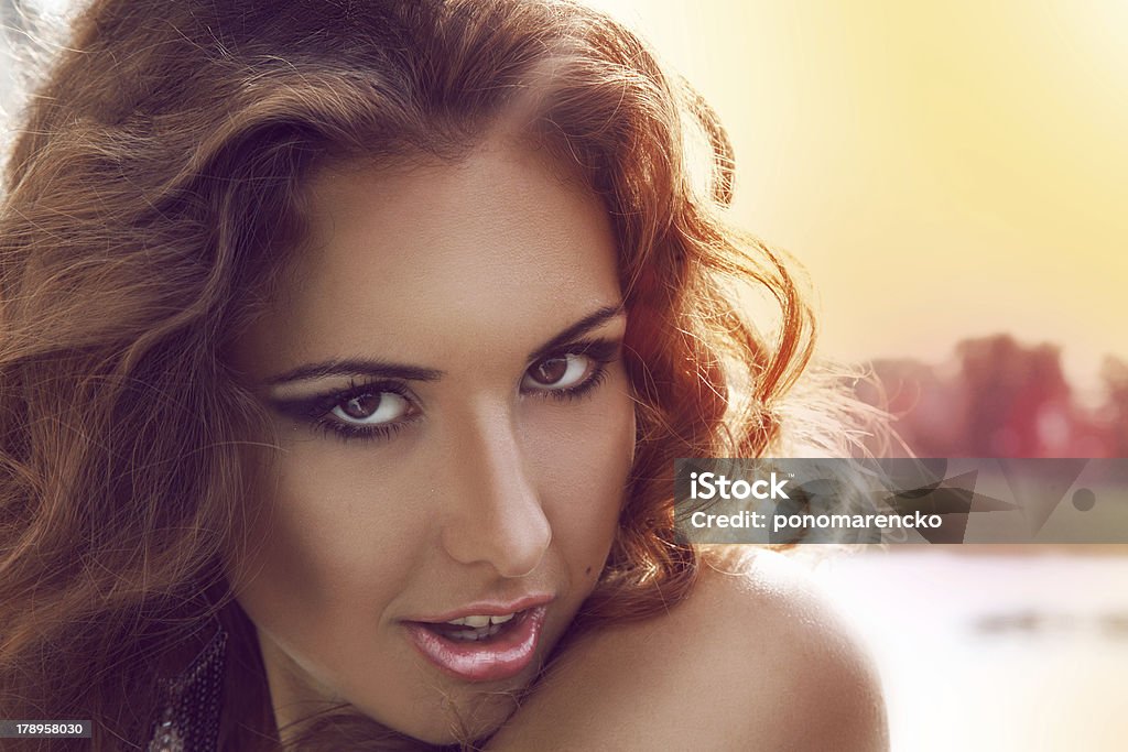 Gros plan extérieur portrait de Cheveux roux adulte fille - Photo de 20-24 ans libre de droits