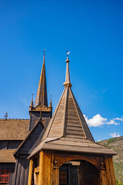 la iglesia de madera de lom es una de las iglesias de madera más grandes y antiguas de noruega, construida a mediados del siglo xii, que se muestra aquí en un día de verano. - lom church stavkirke norway fotografías e imágenes de stock