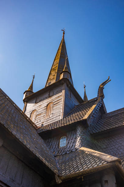la iglesia de madera de lom es una de las iglesias de madera más grandes y antiguas de noruega, construida a mediados del siglo xii, que se muestra aquí en un día de verano. - lom church stavkirke norway fotografías e imágenes de stock