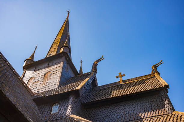 la iglesia de madera de lom es una de las iglesias de madera más grandes y antiguas de noruega, construida a mediados del siglo xii, que se muestra aquí en un día de verano. - lom church stavkirke norway fotografías e imágenes de stock