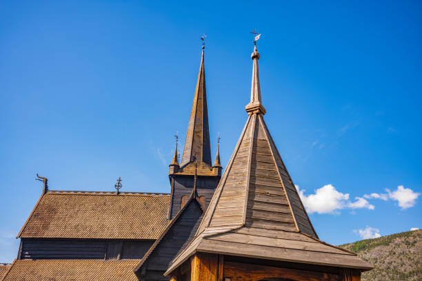 la iglesia de madera de lom es una de las iglesias de madera más grandes y antiguas de noruega, construida a mediados del siglo xii, que se muestra aquí en un día de verano. - lom church stavkirke norway fotografías e imágenes de stock