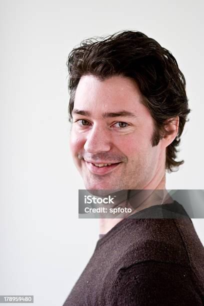 Sorridente Homem - Fotografias de stock e mais imagens de 25-29 Anos - 25-29 Anos, 30-39 Anos, Adulto