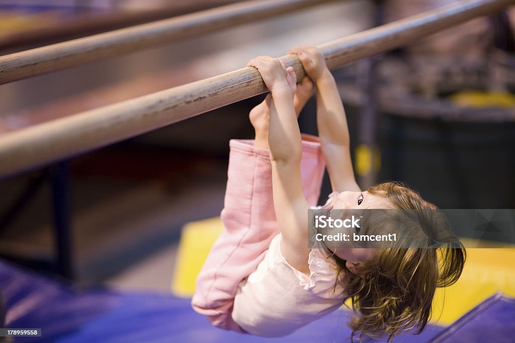 Enfant à Barres Parallèles de Réeducation - Photo de Gymnastique sportive libre de droits