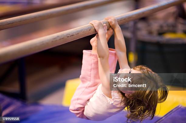 Photo libre de droit de Enfant À Barres Parallèles De Réeducation banque d'images et plus d'images libres de droit de Gymnastique sportive - Gymnastique sportive, Enfant, Tout-petit