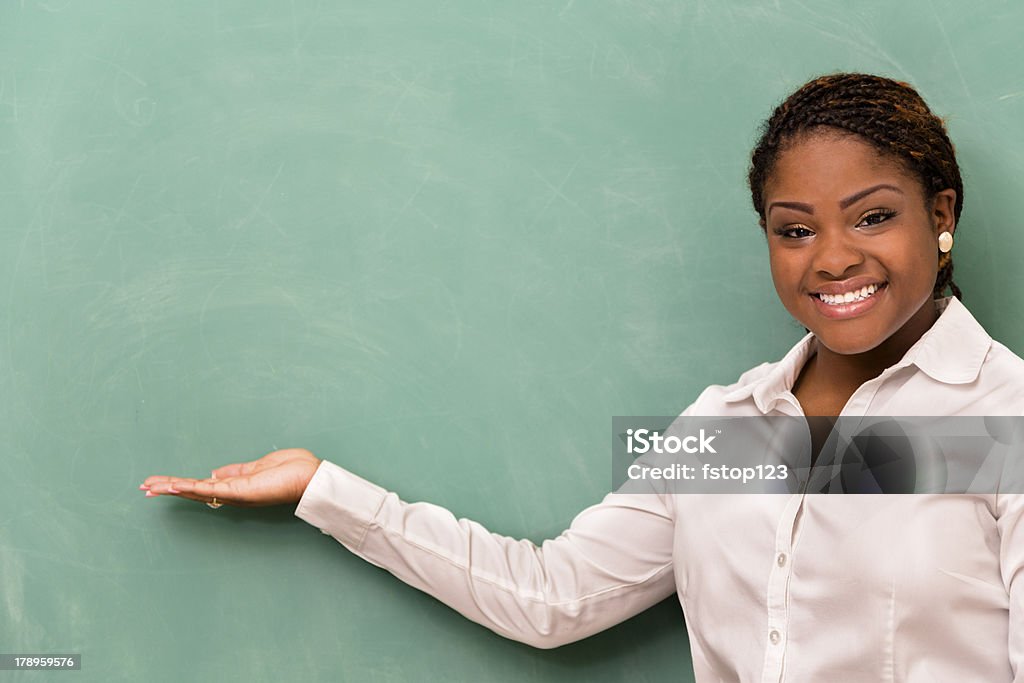 Istruzione: Insegnante o studente a vuoto chalkboard. - Foto stock royalty-free di Davanti