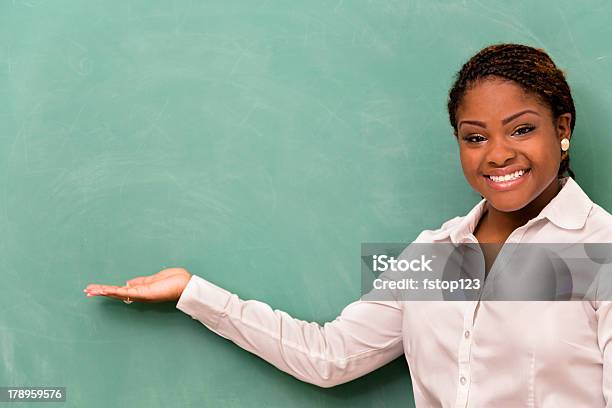 Foto de Educação Professor Ou Estudante Em Branco Chalkboard e mais fotos de stock de Na Frente De