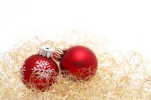 Duas bolas de Natal vermelha em lã dourado - fotografia de stock