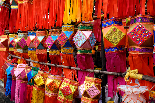 Lámpara colgante de Diwali (Kandil) - Fondo del festival de Diwali, linternas coloridas hechas de papel material ecológico akashkandil tienda colgante venta celebrando el festival de diwali en Pune, Maharashtra, India. photo