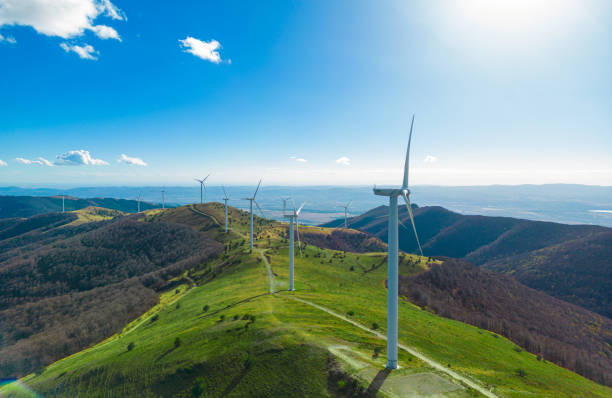 Turbinas de moinhos de vento vistas de uma vista aérea de drone de cima em um enorme parque de moinhos - foto de acervo