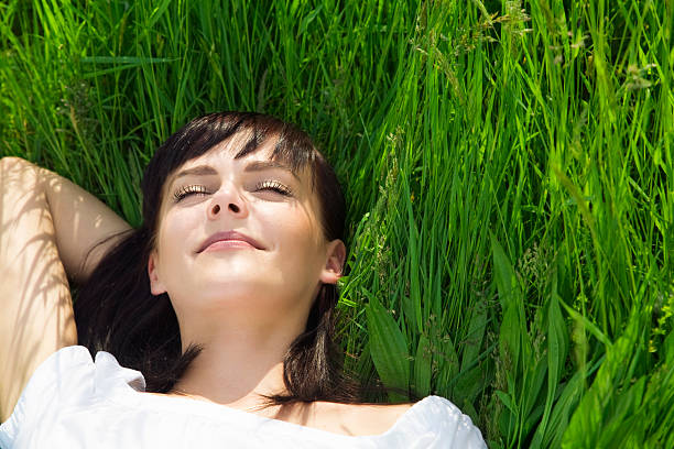 meadow - nature smiling teenage girls female zdjęcia i obrazy z banku zdjęć