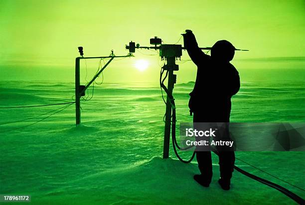 Tomar El Sol En El Polo Norte Foto de stock y más banco de imágenes de Ártico - Ártico, Investigación, Científico