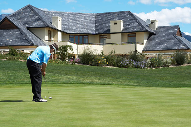 굴절률은 골프 퍼팅 그린 - golf golf club luxury golf course 뉴스 사진 이미지