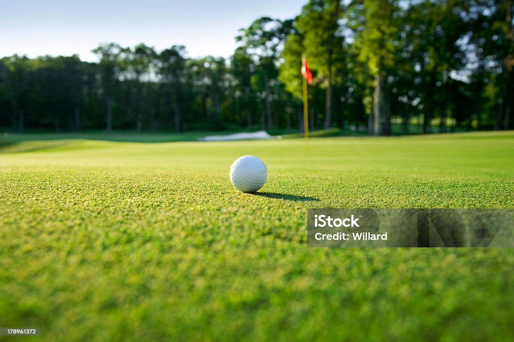 Golfball auf Grün - Lizenzfrei Golfplatz Stock-Foto