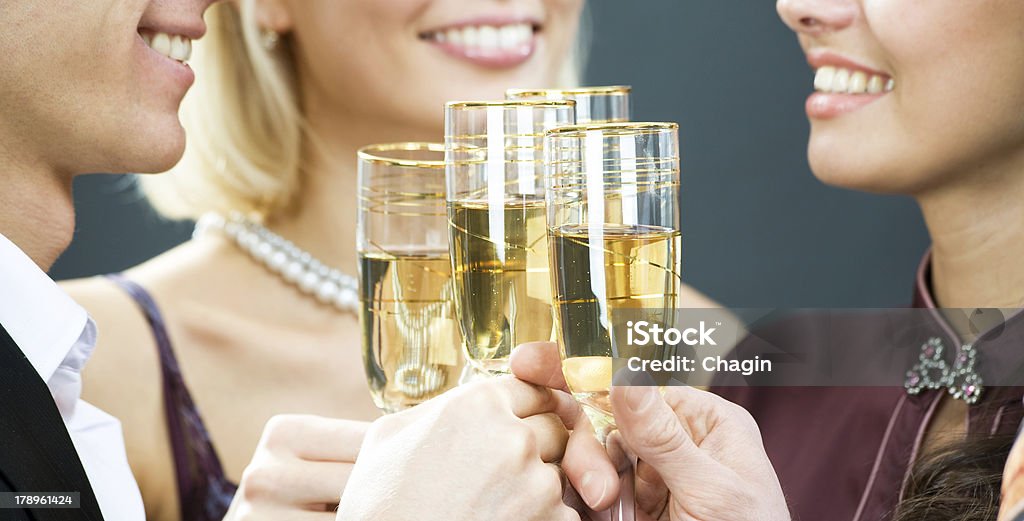 Flautas de champán tocar - Foto de stock de Acontecimiento libre de derechos