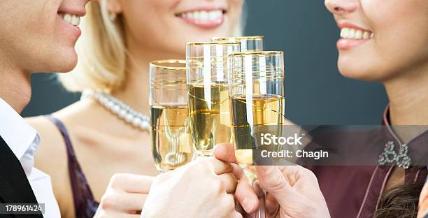Бокалы Для Шампанского Касание — стоковые фотографии и другие картинки Алкоголь - напиток - Алкоголь - напиток, Белое вино, Благополучие
