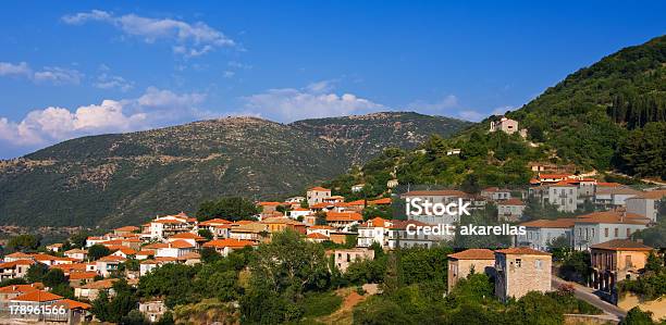 Griego Mountain Village Foto de stock y más banco de imágenes de Acantilado - Acantilado, Aire libre, Aldea