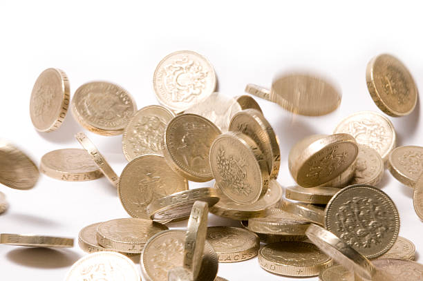 британский падающие фунт - one pound coin coin pound symbol falling стоковые фото и изображения