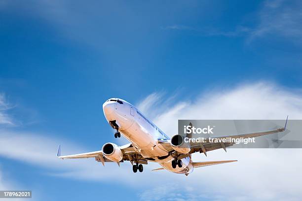 Photo libre de droit de Commerciale Avion Dans Le Ciel Dété banque d'images et plus d'images libres de droit de Arrivée - Arrivée, Atterrir, Avion