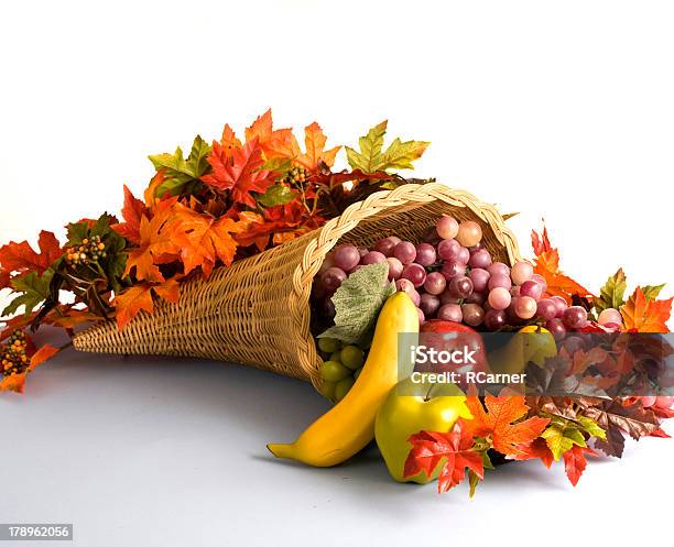 Cornucopia El Cuerno De Muchas Foto de stock y más banco de imágenes de Abundancia - Abundancia, Alimento, Amarillo - Color