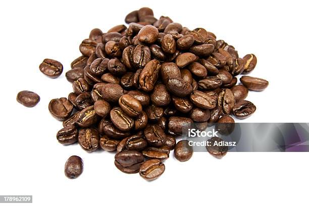 Chicchi Di Caffè Isolato Su Bianco - Fotografie stock e altre immagini di Chicco di caffè tostato - Chicco di caffè tostato, Vicino, Agricoltura