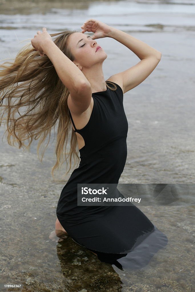 Liberta a tua Beleza-Jovem mulher sentada na água - Royalty-free Baixios de Água Salgada Foto de stock