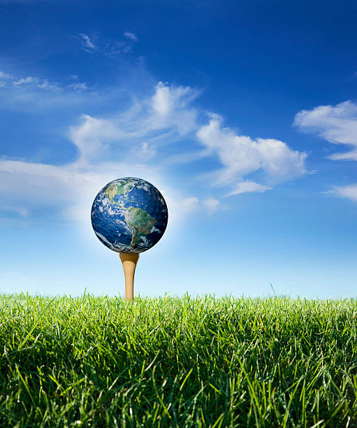 terra com bola de golfe no tee com grama, céu azul - tee box imagens e fotografias de stock