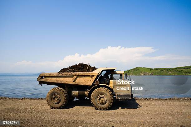 Autocarro Ribaltabile - Fotografie stock e altre immagini di Arrangiare - Arrangiare, Attività, Attrezzatura