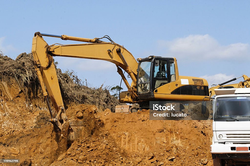 Escavadora Mecânica e caminhão - Foto de stock de Balde royalty-free