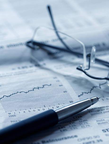 ビジネス株式市場 - glasses stock market finance newspaper ストックフォトと画像
