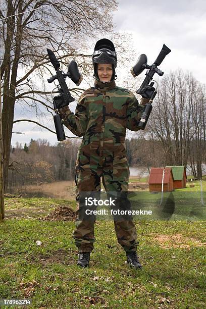 Aktive Mädchen Spielen Paintball Stockfoto und mehr Bilder von Abfeuern - Abfeuern, Aggression, Aktivitäten und Sport