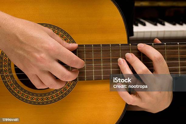 Photo libre de droit de Musicien Jouant Une Guitare banque d'images et plus d'images libres de droit de Accord - Écriture musicale - Accord - Écriture musicale, Art du spectacle, Arts Culture et Spectacles