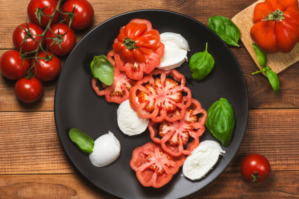 모짜렐라 치즈와 바질 잎을 곁들인 토마토 샐러드. - caprese salad heirloom tomato salad food 뉴스 사진 이미지