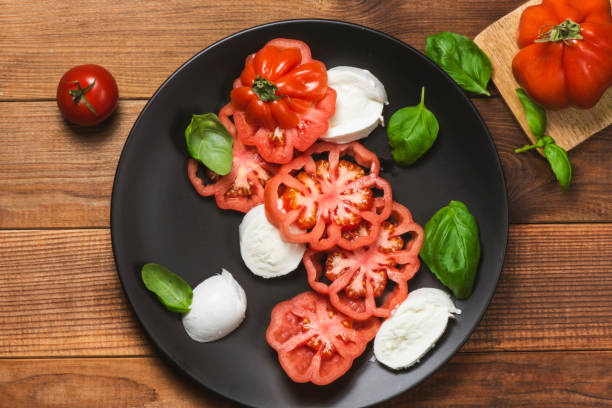 모짜렐라 치즈와 바질 잎을 곁들인 토마토 샐러드. - caprese salad heirloom tomato salad food 뉴스 사진 이미지