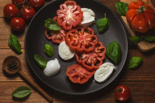 모짜렐라 치즈와 바질 잎을 곁들인 토마토 샐러드. - caprese salad heirloom tomato salad food 뉴스 사진 이미지