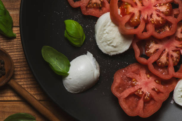 모짜렐라 치즈와 바질 잎을 곁들인 토마토 샐러드. - caprese salad heirloom tomato salad food 뉴스 사진 이미지