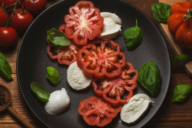 모짜렐라 치즈와 바질 잎을 곁들인 토마토 샐러드. - caprese salad heirloom tomato salad food 뉴스 사진 이미지