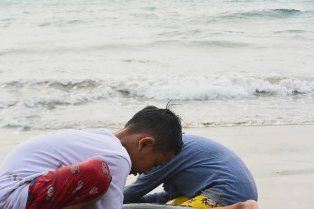 istock Play game of digging holes in the beach sand 1789648343