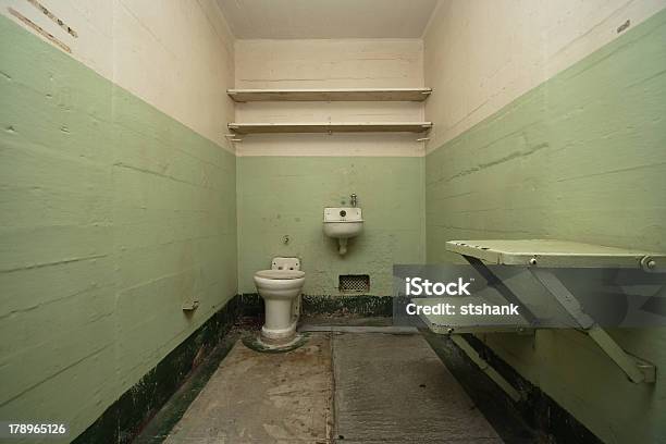 Photo libre de droit de Dank Dingy Cellule De Prison banque d'images et plus d'images libres de droit de Cellule de prison - Cellule de prison, Prise de vue en intérieur, Salle de bains et toilettes