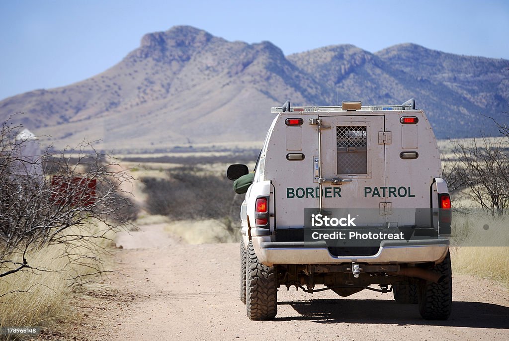 Patrulla de frontera de camión con Arizona, las montañas - Foto de stock de Patrulla de frontera libre de derechos