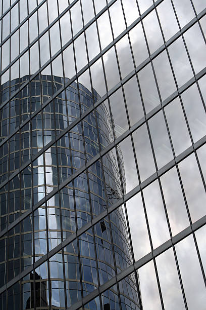 небоскрёб отражение - office park three dimensional shape financial building built structure стоковые фото и изображения