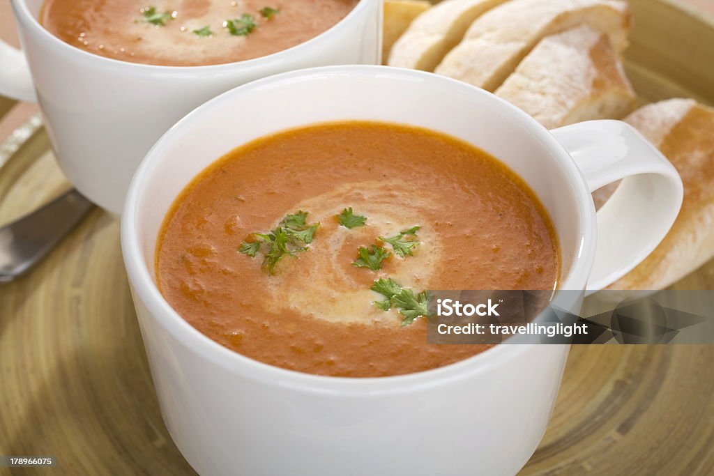 Soupe à la tomate de deux tasses tasses Plateau - Photo de Soupe à la tomate libre de droits