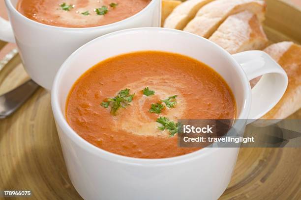 Zuppa Di Pomodoro Due Tazze Tazze Vassoio - Fotografie stock e altre immagini di Zuppa di pomodoro - Zuppa di pomodoro, Panna, Zuppa di carote