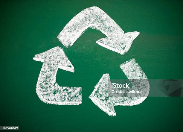 Simbolo Del Riciclaggio Su Lavagna - Fotografie stock e altre immagini di Ambiente - Ambiente, Colore verde, Composizione verticale